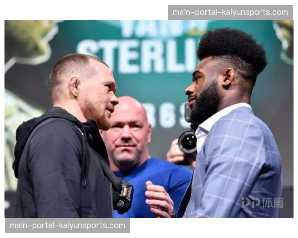 战术解读:斯特林凭借摔跤控制,五回合一致判定战胜彼得·严