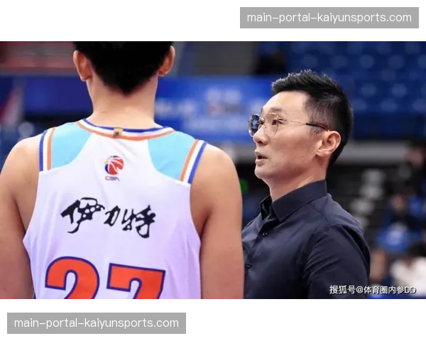 争议判罚后,主教练冲向第四官员激烈抗议被红牌罚出 争议判罚后,主教练冲向第四官员激烈抗议被红牌罚出