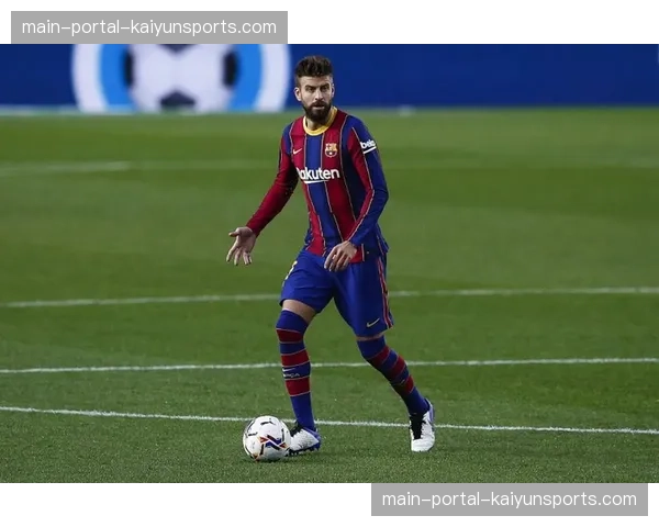 前巴萨球星皮克现身甘伯体育城,观摩梯队训练 前巴萨球星皮克现身甘伯体育城,观摩梯队训练