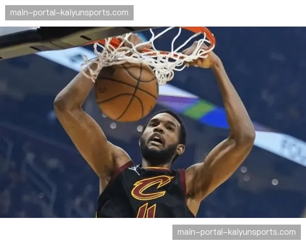 特写：雷恩老将布里若在可能的主场告别战后向看台致意